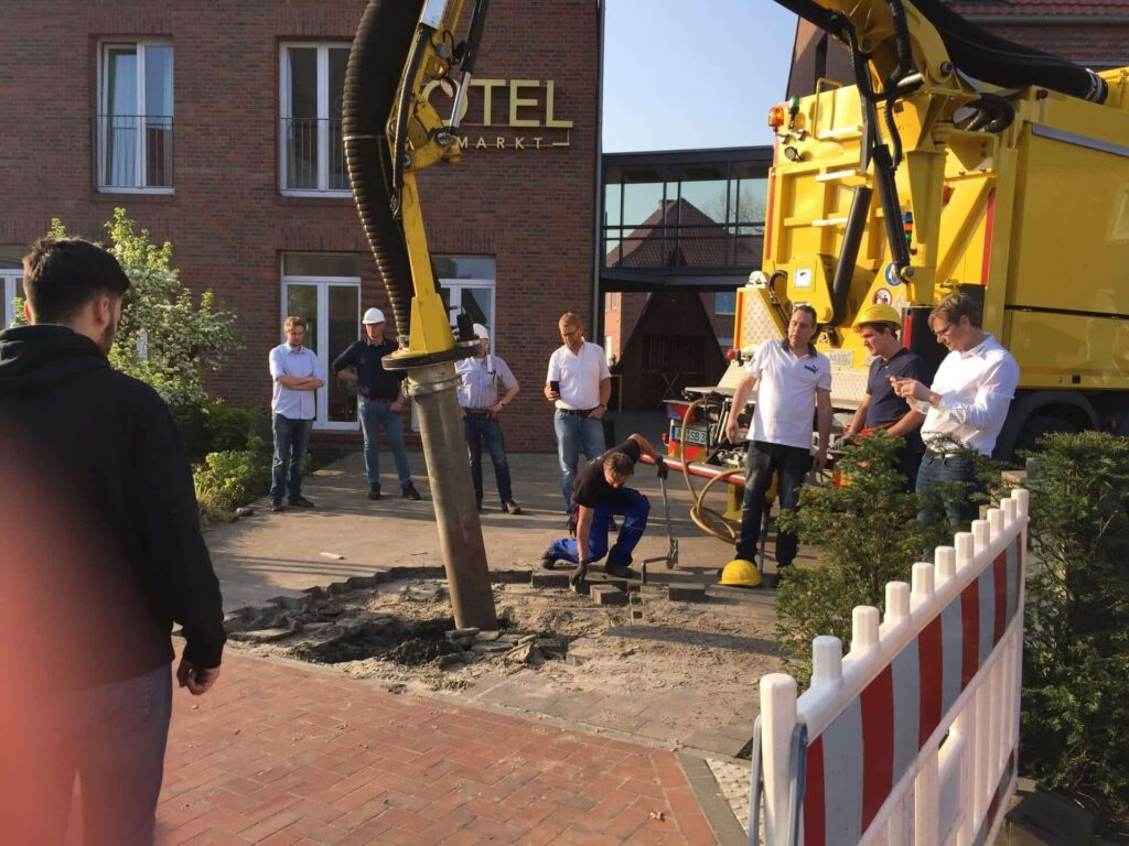 Versenkbarer Poller wird schnell eingebaut