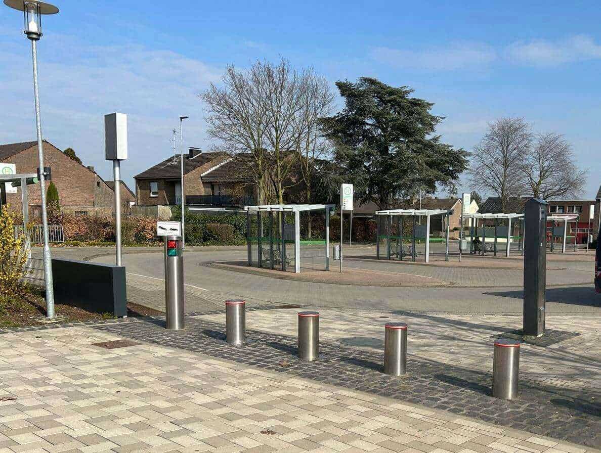 Versenkbare Polleranlage an einem Busbahnhof