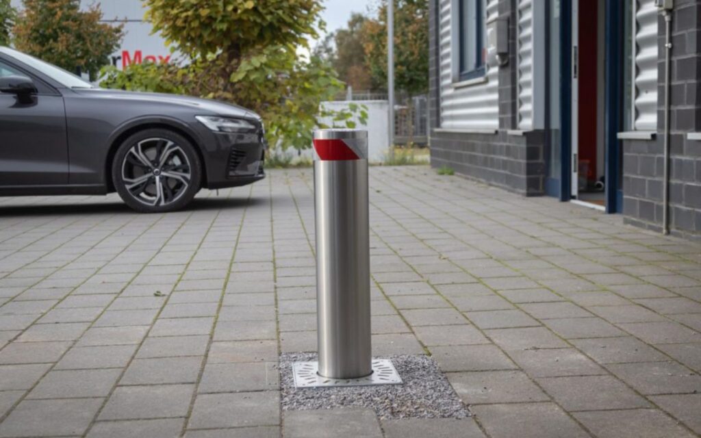 Parkplatzpoller sichert einen reservierten Stellplatz vor einem Firmengeb&auml;ude