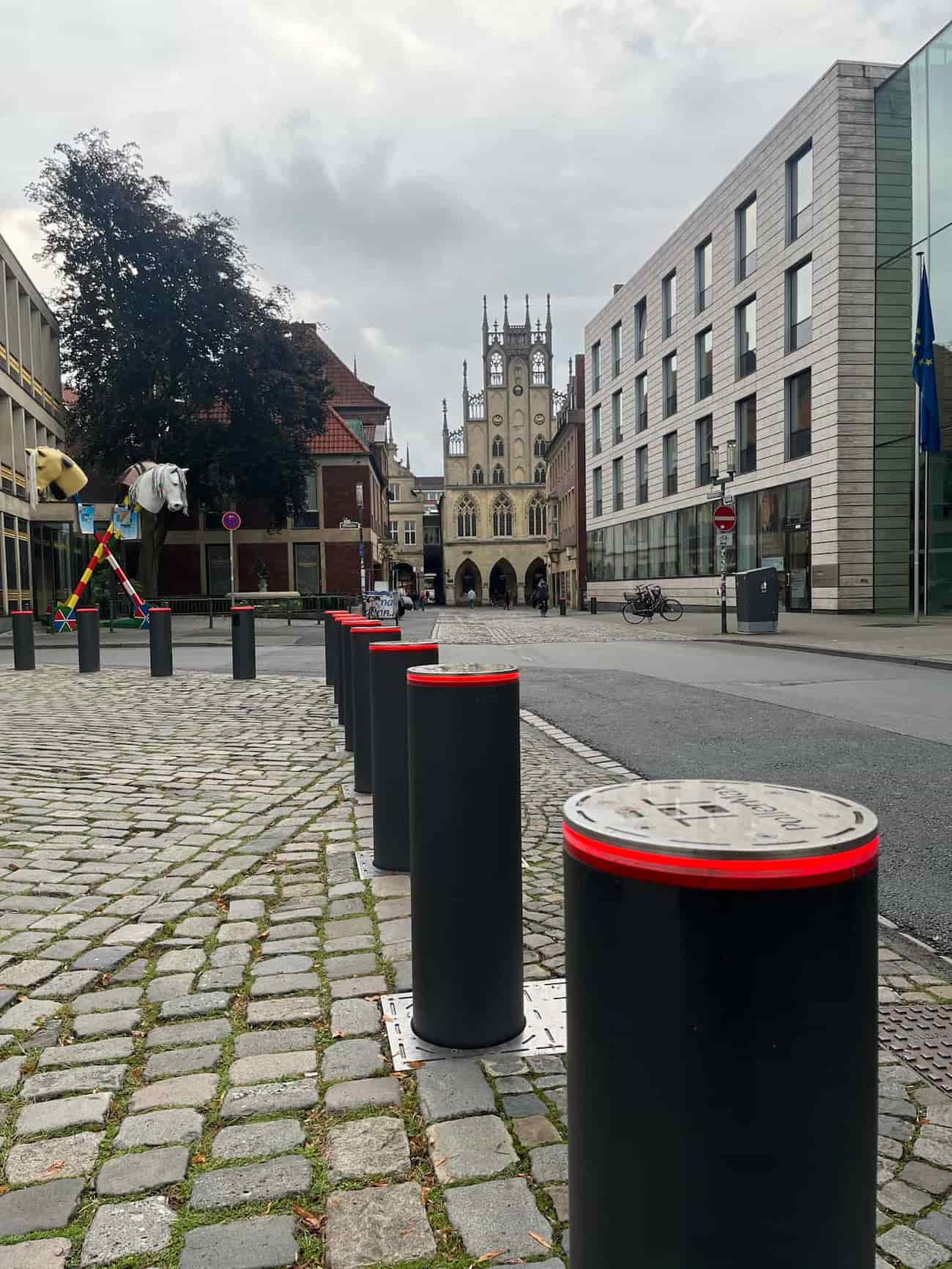 Versenkbarer Poller mit Deckel und Bodeneinfassung in einer Innenstadt