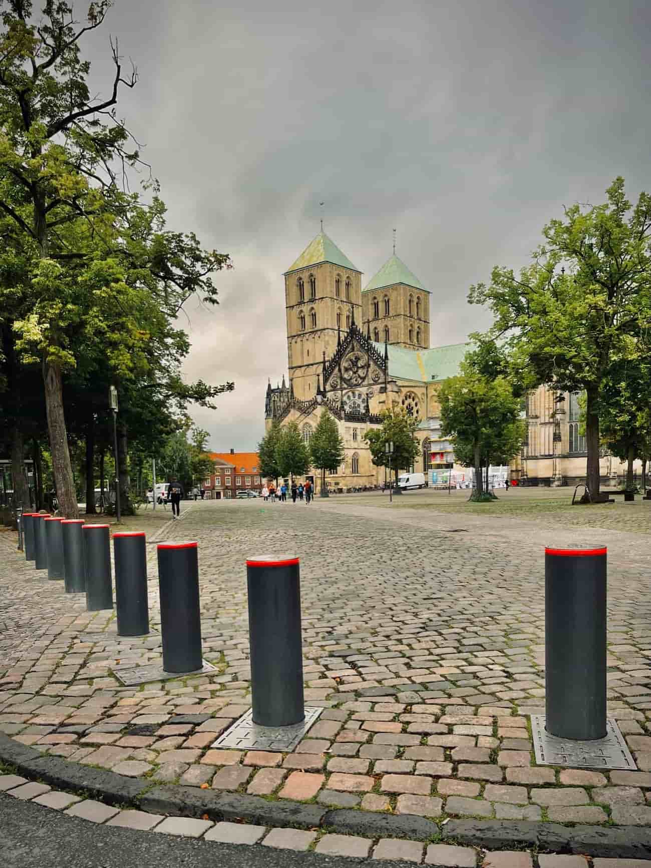 Sperrlinie aus Anti-Terror-Pollern auf einem öffentlichen Platz