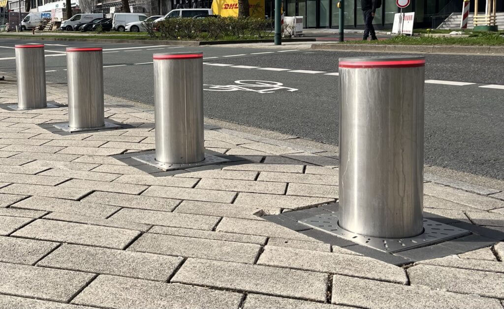 Abstand zwischen zwei Pollern auf einer Pflasterfläche
