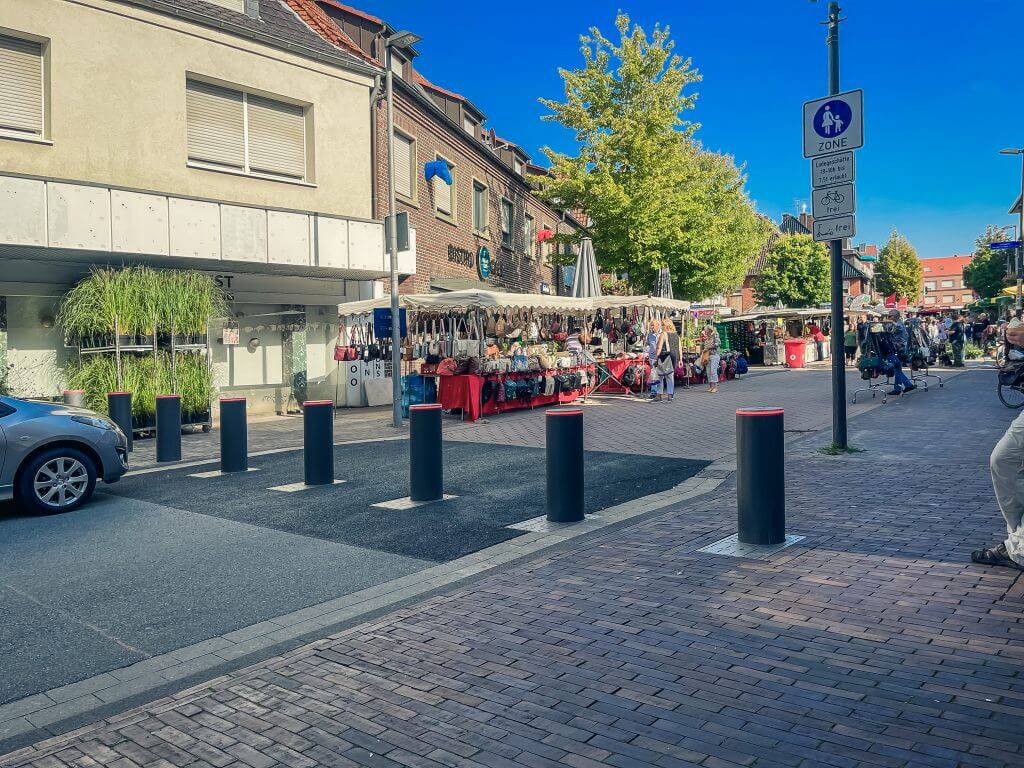 Poller in einer Innenstadtstraße