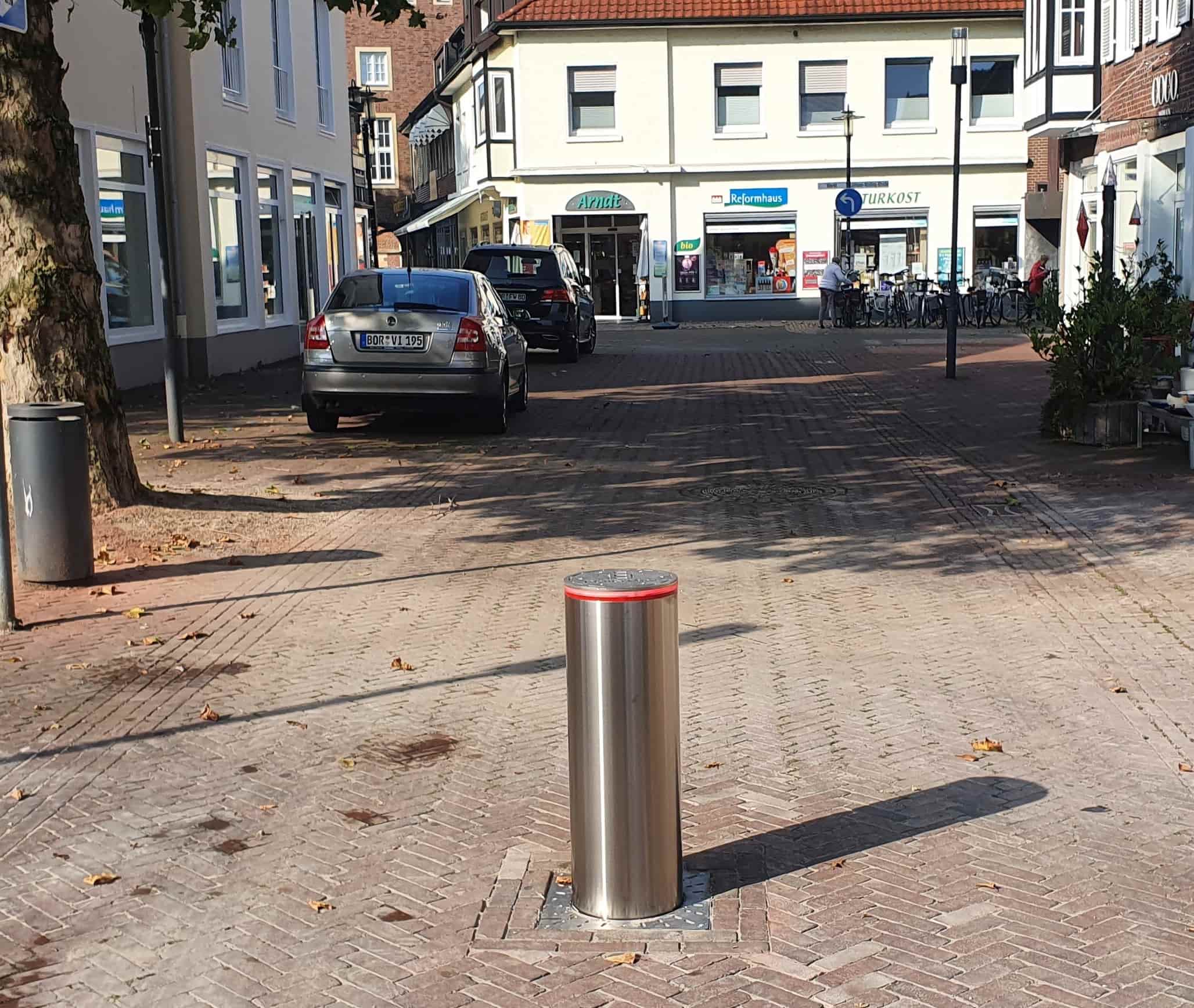 Versenkbare Absperrpfosten sichern Parkplatz an