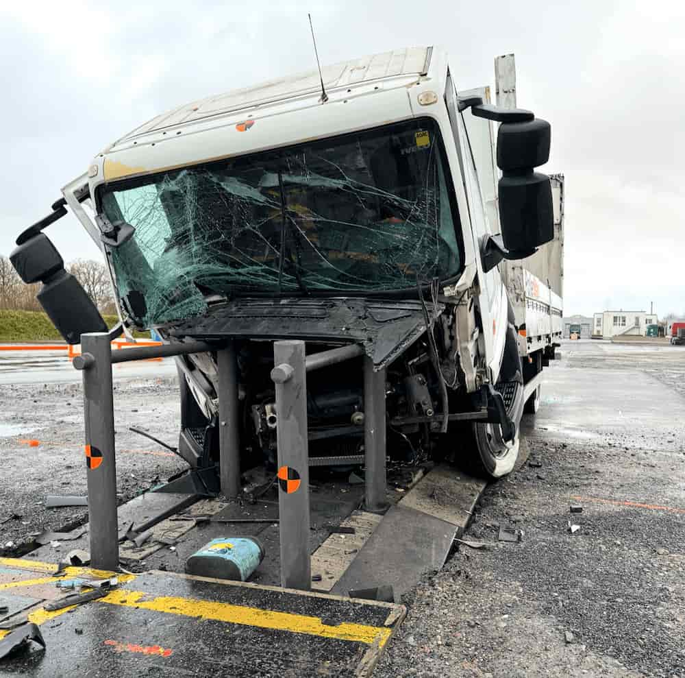 Crashgeprüfter Poller stoppt einen Lkw