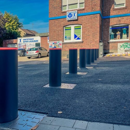 Unsere Wartung erfolgt durch sachkundige Servicetechniker und entspricht den aktuellen Anforderungen der Normen. Jeder Einsatz wird im Prüfbuch dokumentiert und schriftlich nachgewiesen. Auf Wunsch übernehmen wir auch die Eintragung ins Prüfbuch gemäß ASR A1.7. Unsere Leistungen im Überblick: Sicht- und Funktionskontrolle aller beweglichen Komponenten Überprüfung der Antriebs-, Steuer- und Hydrauliksysteme auf Dichtigkeit, Ölstand und Verschleiß Kontrolle von Sensorik, Notentriegelung, reflektierendem Deckel sowie Sicherheitssystemen Reinigung von Pollerkopf, Dichtungen und Entwässerungssystemen (besonders wichtig bei Schmutz) Austausch von Ersatzteilen bei Bedarf – mit Originalteilen oder herstellerunabhängigen Komponenten Erstellung eines detaillierten Wartungsberichts mit Fotodokumentation und Nachweis Unsere Wartungen garantieren die langfristige Funktion und die Einhaltung gesetzlicher Sicherheitsvorgaben.