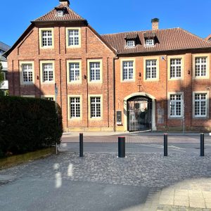 Parkplatzpoller sichert Parkplatz