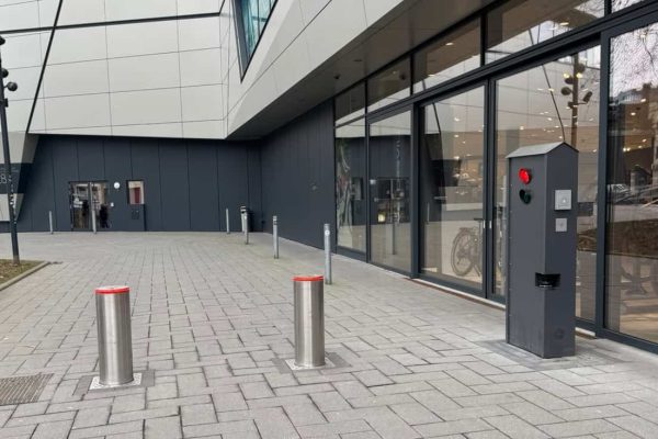 Poller sichern Firmengelände