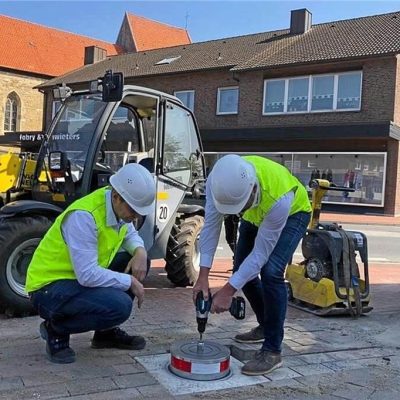 Installation von poller, Hochsicherheitspoller wird installiert, versenkbarer Poller Georadar