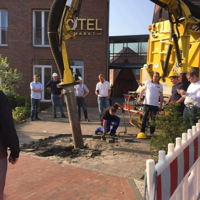 Versenkbarer Poller wird schnell eingebaut