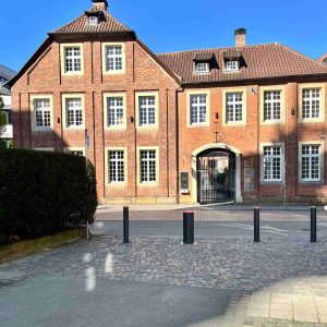 elektrische Poller sichern Parkplatz